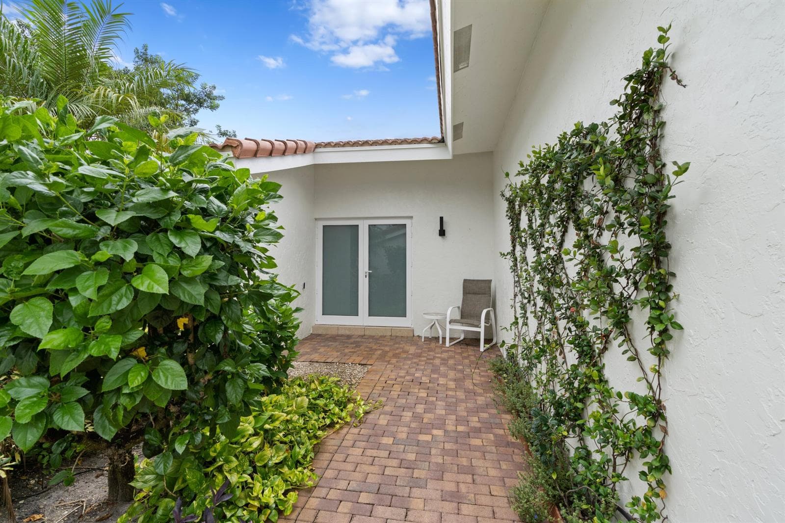 925 Foxpointe Circle, Delray Beach FL 33445 photo 2