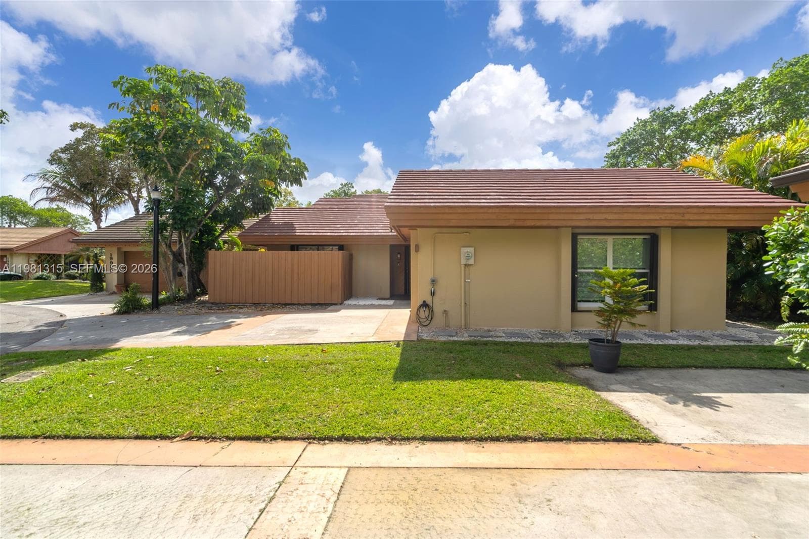 19951 NE 10th Place Way, Miami FL 33179 photo 2
