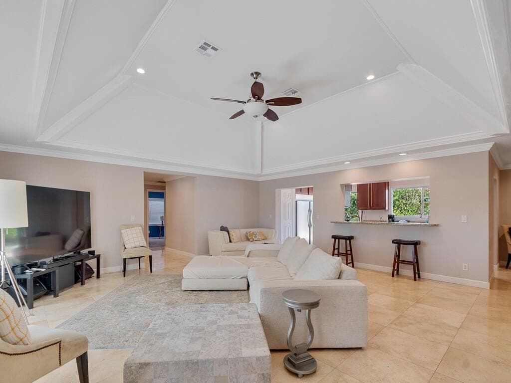 527 E Causeway Boulevard, Vero Beach FL 32963 photo 2