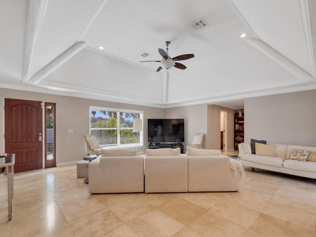 527 E Causeway Boulevard, Vero Beach FL 32963 photo 3