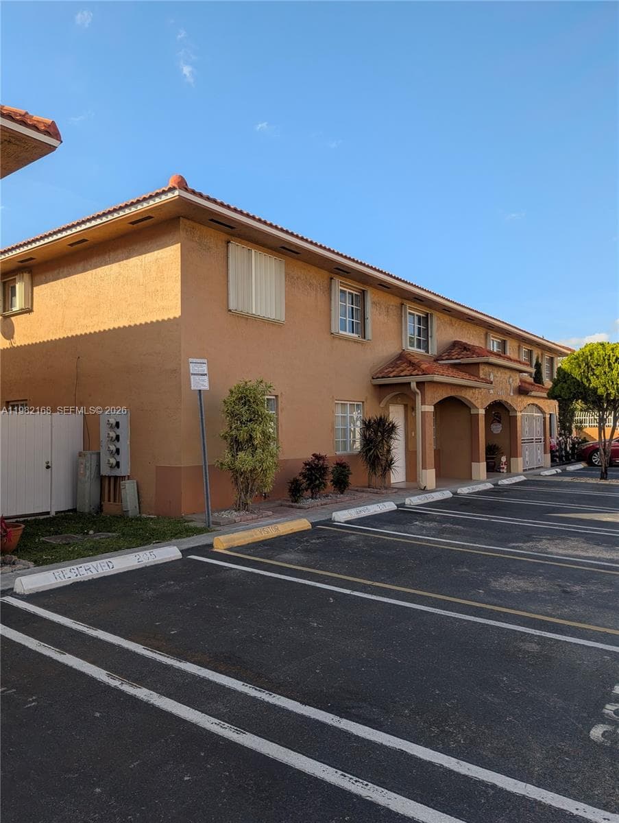 2485 W 76th St # 109, Hialeah FL 33016
