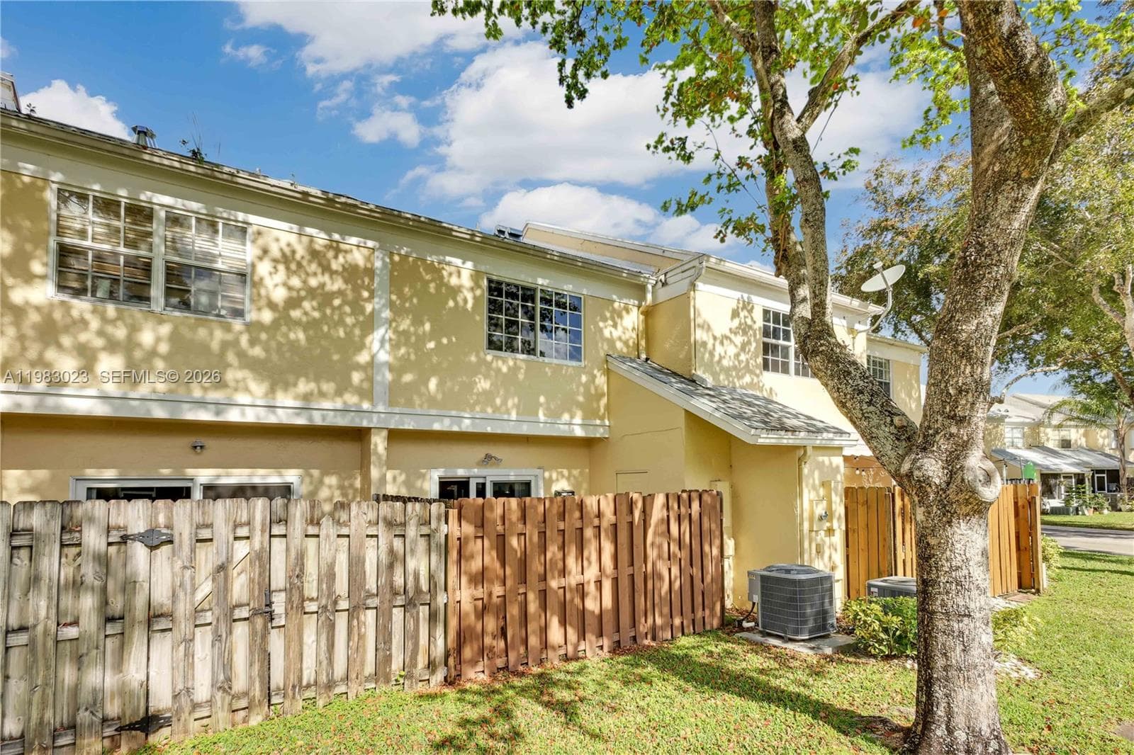 2881 S Cambridge Ln, Cooper City FL 33026