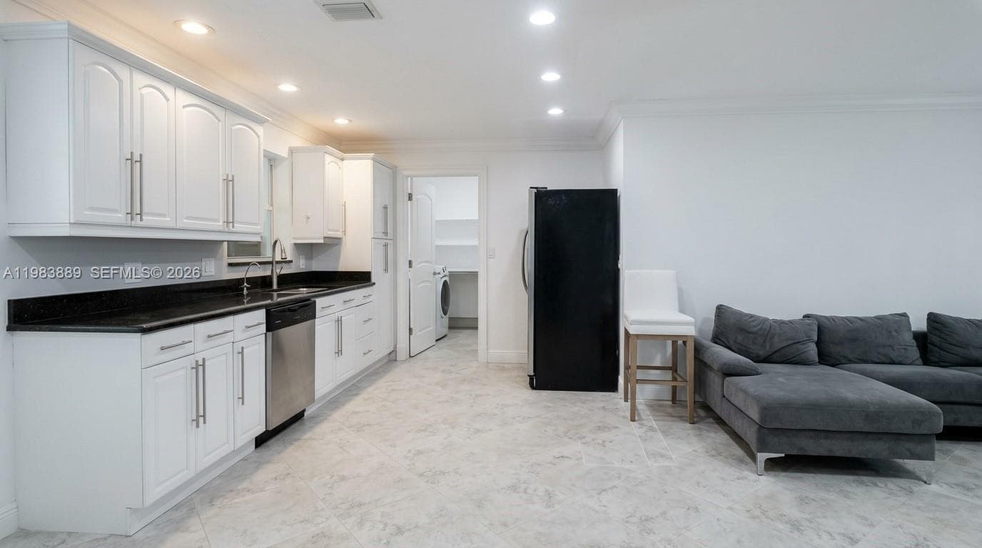 804 NE 2nd St, Hallandale Beach FL 33009 photo 3