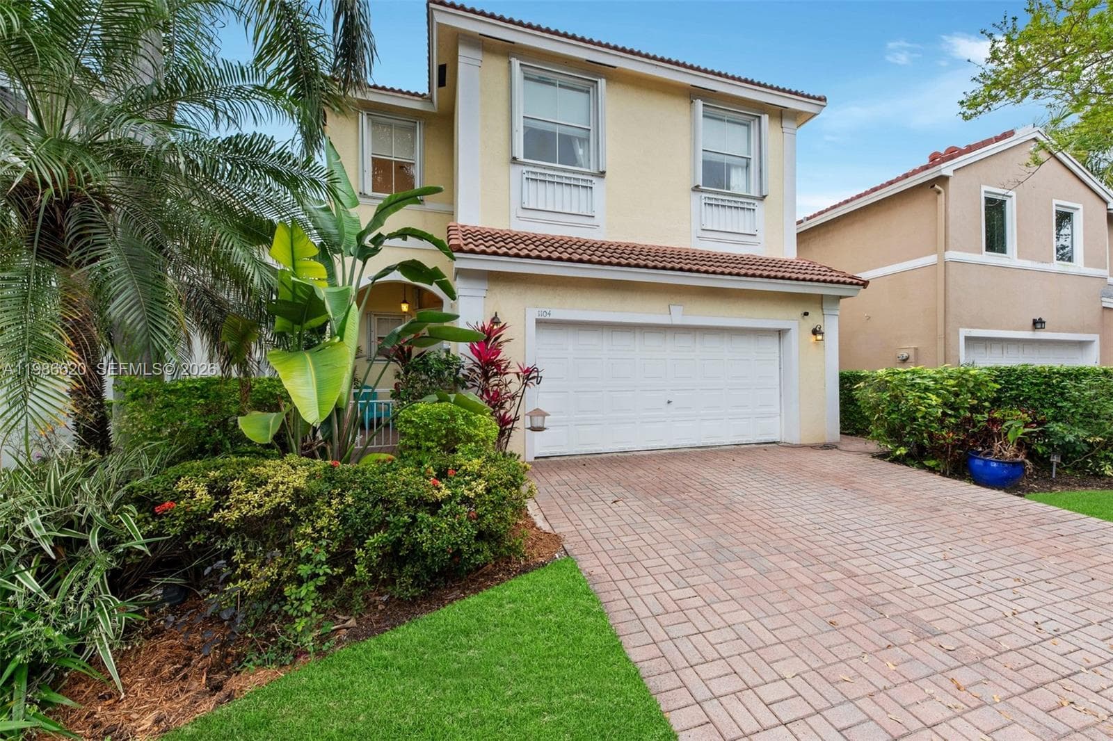 1104 Redwood St, Hollywood FL 33019 photo 2