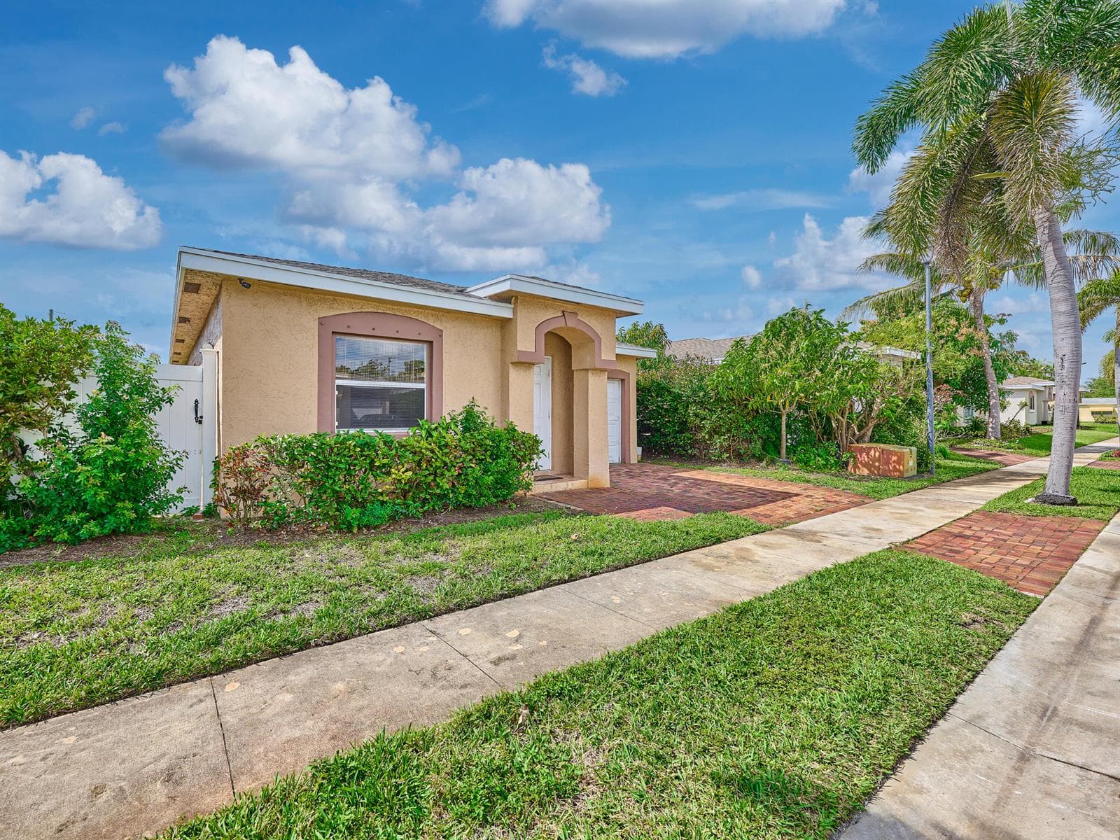 556 E Ridge Cir Circle N, Boynton Beach FL 33435 photo 2