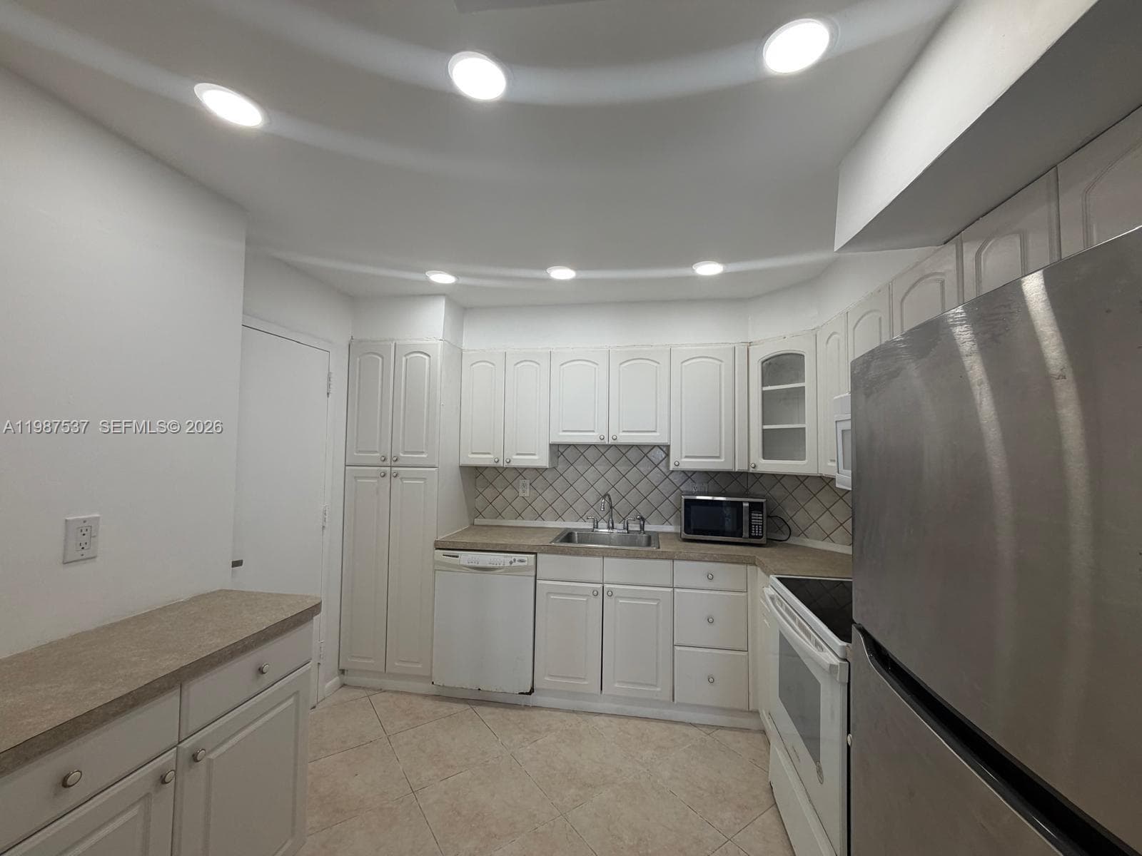 300 Bayview Dr # 915, Sunny Isles Beach FL 33160 photo 3