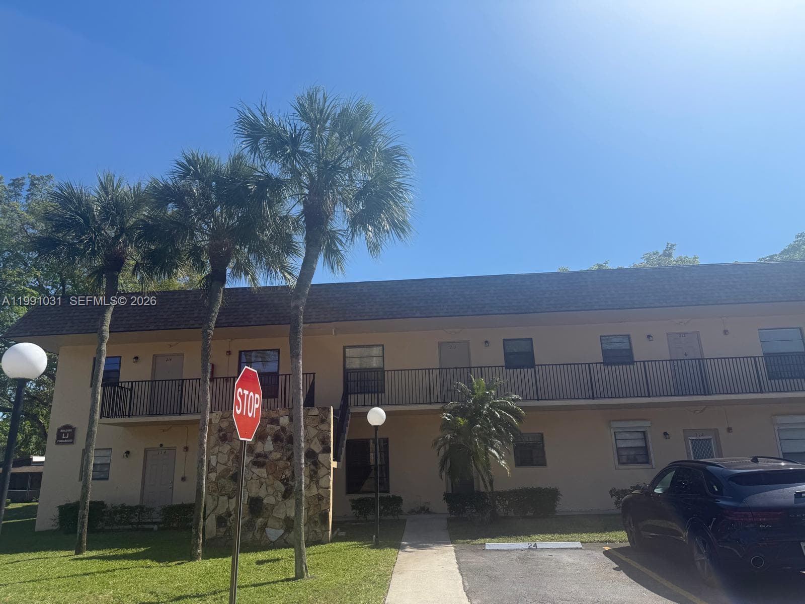 2 Briarwood Cir # 212, Hollywood FL 33024 photo 2