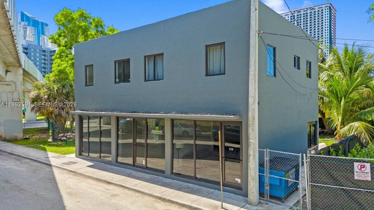212 NW 11th St, Miami FL 33136 photo 2
