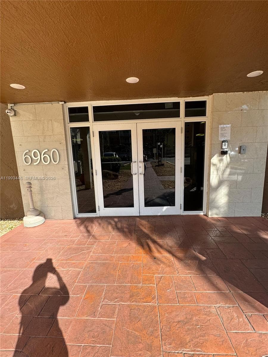 6960 Miami Gardens Dr # 516, Hialeah FL 33015 photo 2