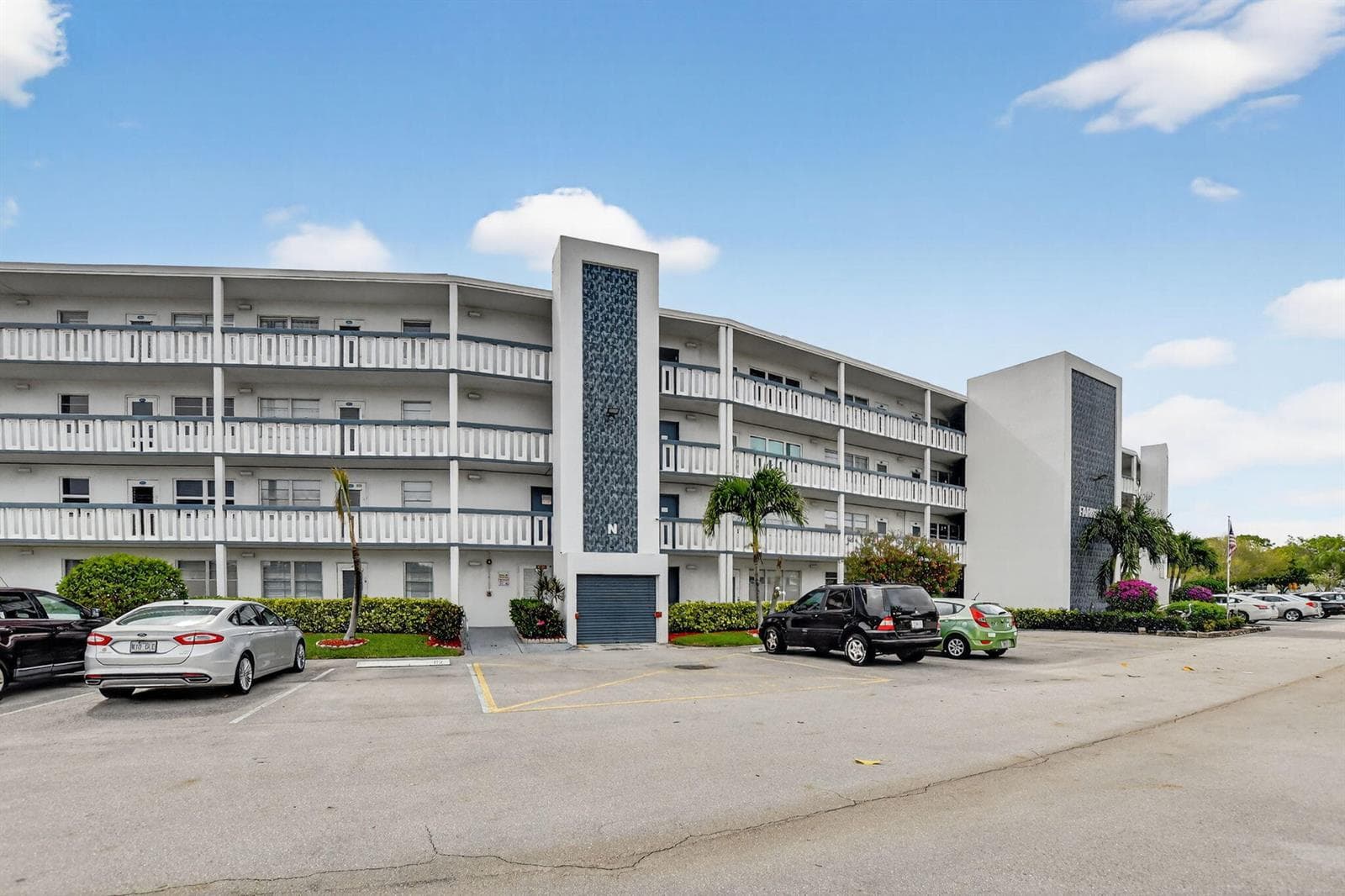 2010 N Farnham N, Deerfield Beach FL 33442 photo 2