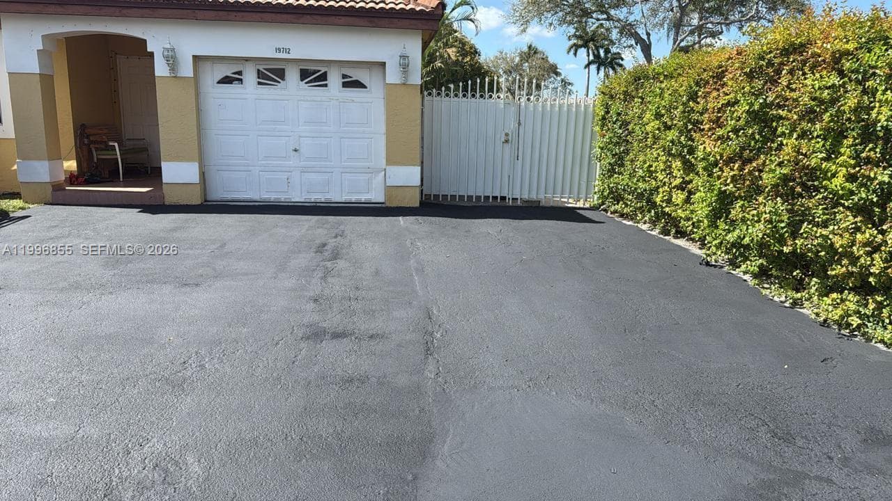 19712 NW 82nd Pl, Hialeah FL 33015 photo 2