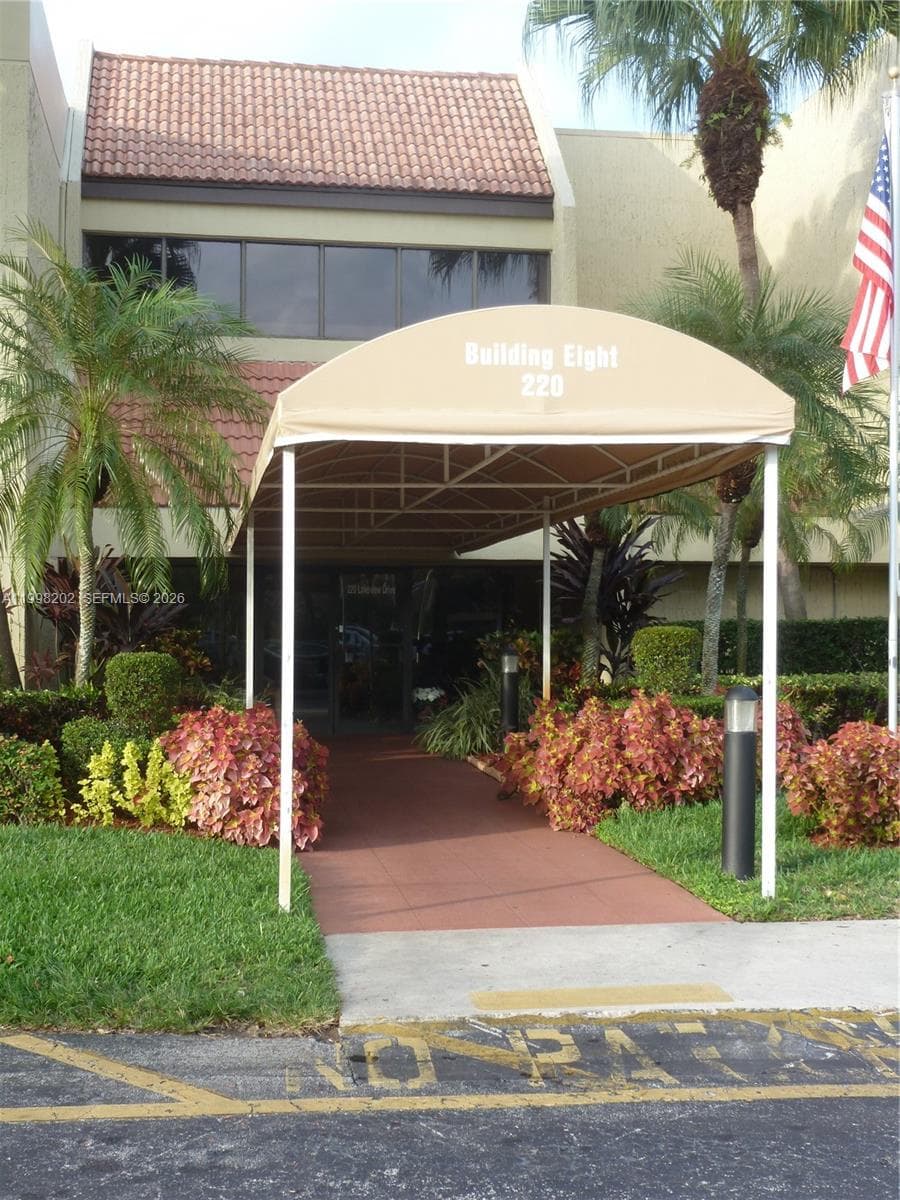 220 Lakeview Dr # 301, Weston FL 33326