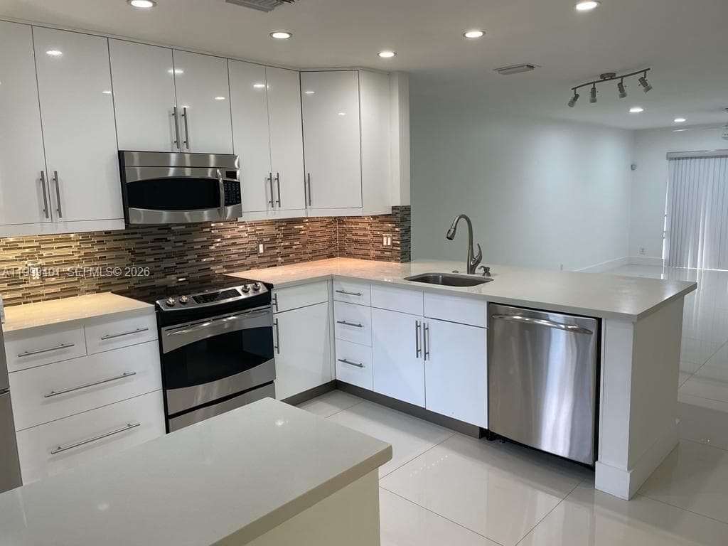 454 Lakeview Dr # 2, Weston FL 33326 photo 2