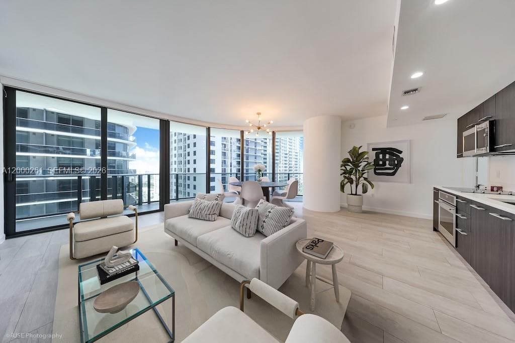 45 SW 9th St # 1808, Miami FL 33130