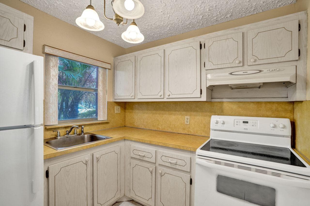 9460 Sunrise Lakes Boulevard # 106, Sunrise FL 33322 photo 4