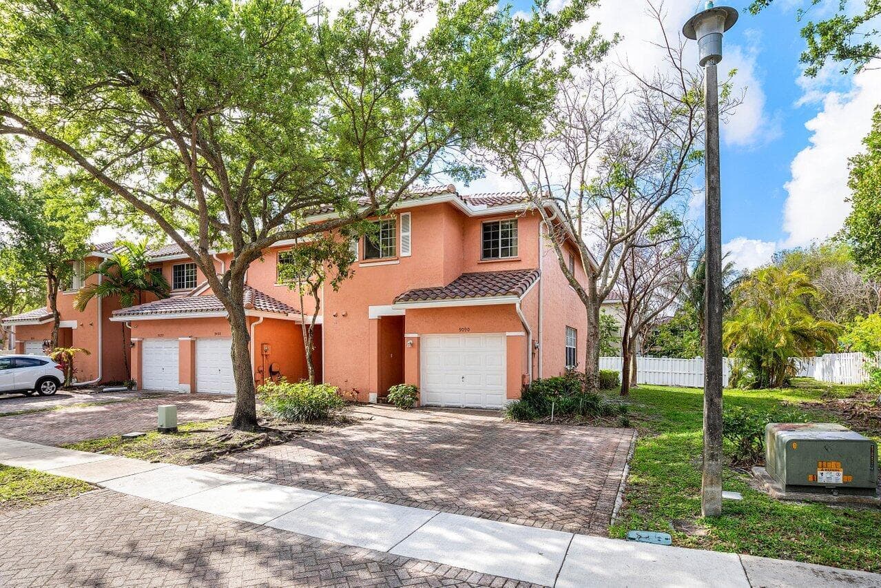 9090 NW 40th Place, Sunrise FL 33351 photo 2