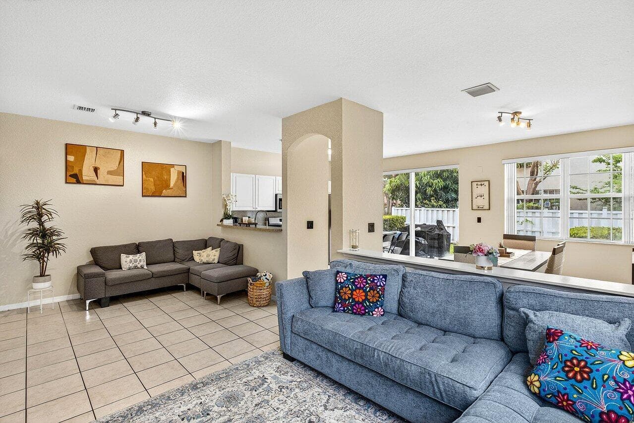 9090 NW 40th Place, Sunrise FL 33351 photo 5