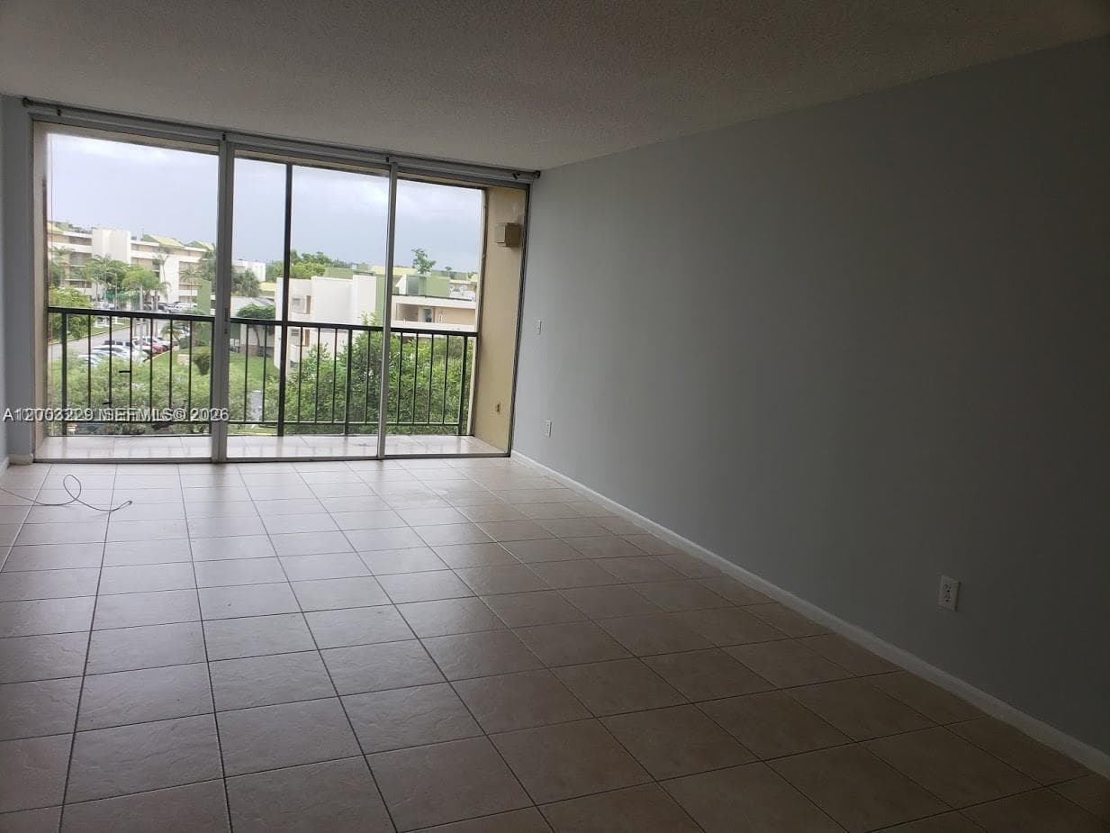 8840 Fontainebleau Blvd # 402, Miami FL 33172