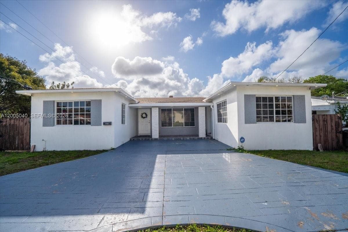 740 SW 7th Ave, Hallandale Beach FL 33009 photo 2