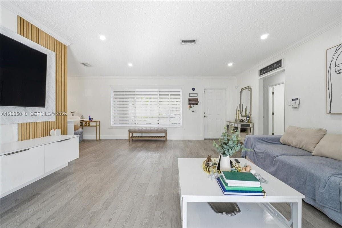 740 SW 7th Ave, Hallandale Beach FL 33009 photo 3
