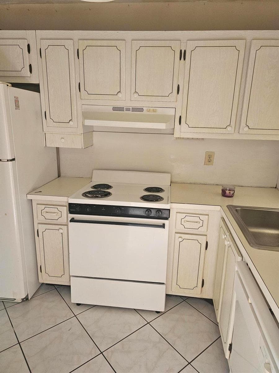 8060 Sunrise Lakes Drive E # 109, Sunrise FL 33322 photo 2