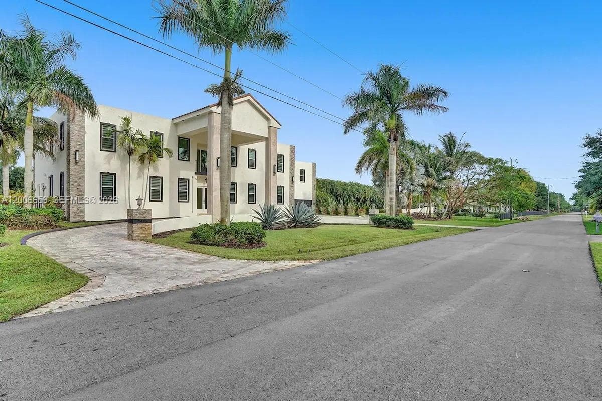 1430 NW 114th Ave, Plantation FL 33323 photo 2