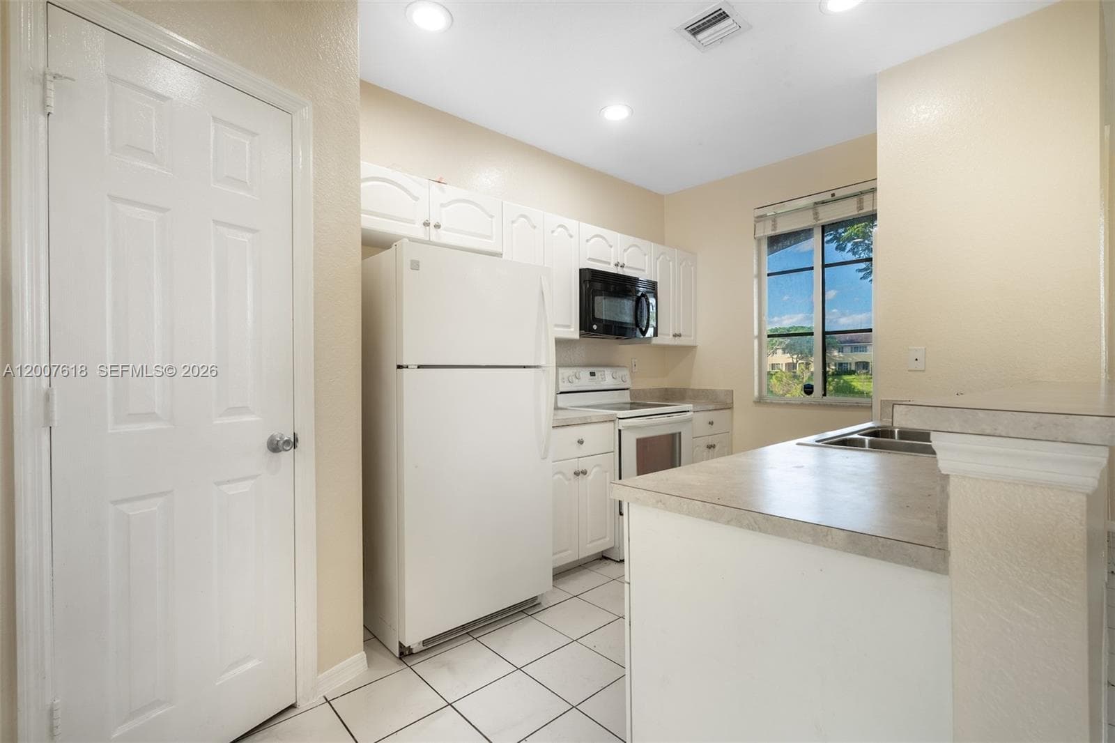 6051 SW 19th Pl, North Lauderdale FL 33068 photo 4
