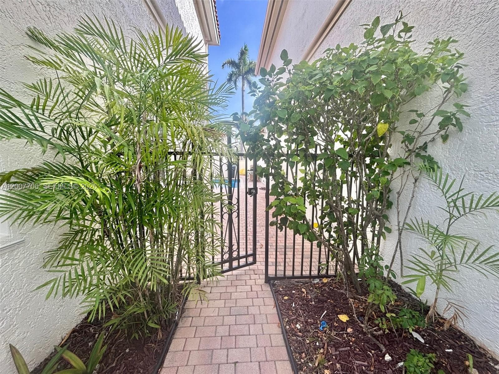 1141 Waterside Ln, Hollywood FL 33019 photo 5