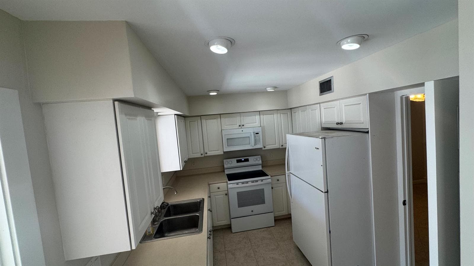 2704 Cardinal Drive, Vero Beach FL 32963 photo 3