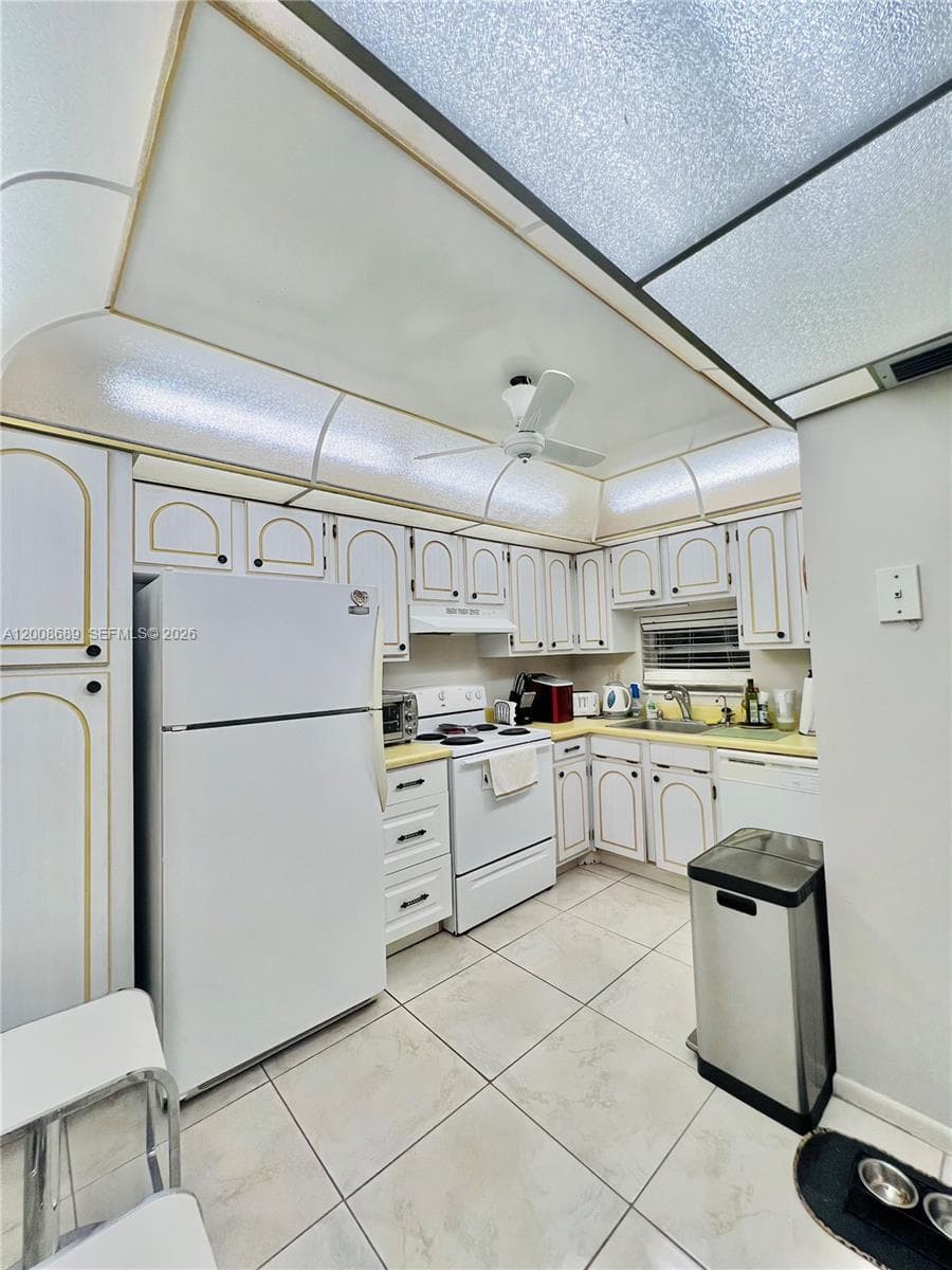 9820 S Hollybrook Lake Dr # 202, Pembroke Pines FL 33025 photo 3