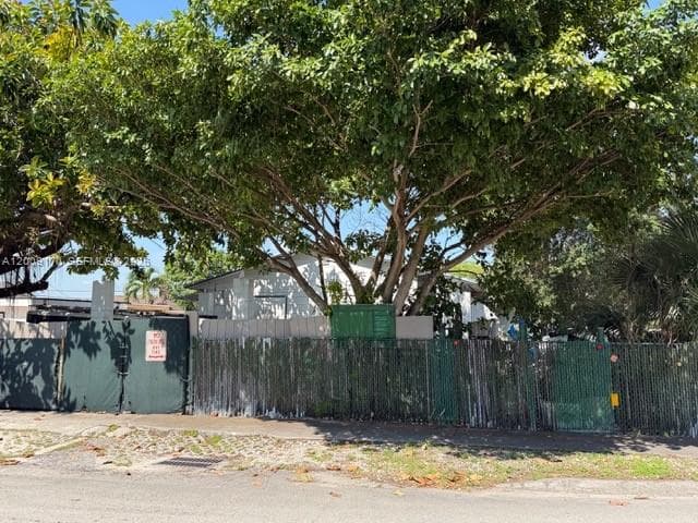 890 E 52nd St, Hialeah FL 33013 photo 2