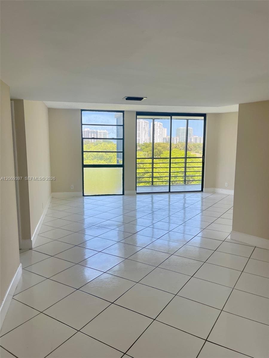 20400 W Country Club Dr # 608, Aventura FL 33180 photo 4