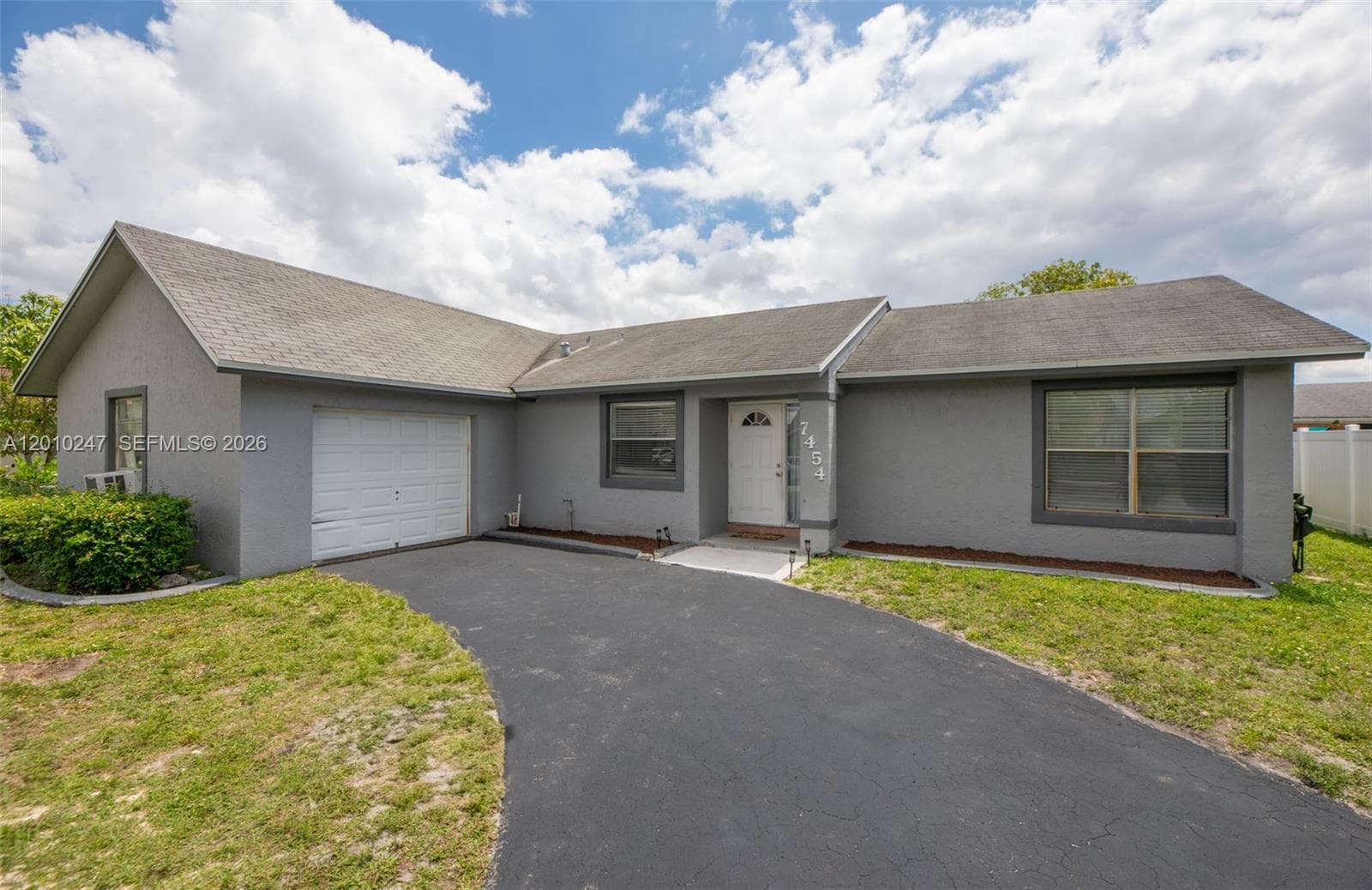 7454 NW 48th Pl, Lauderhill FL 33319