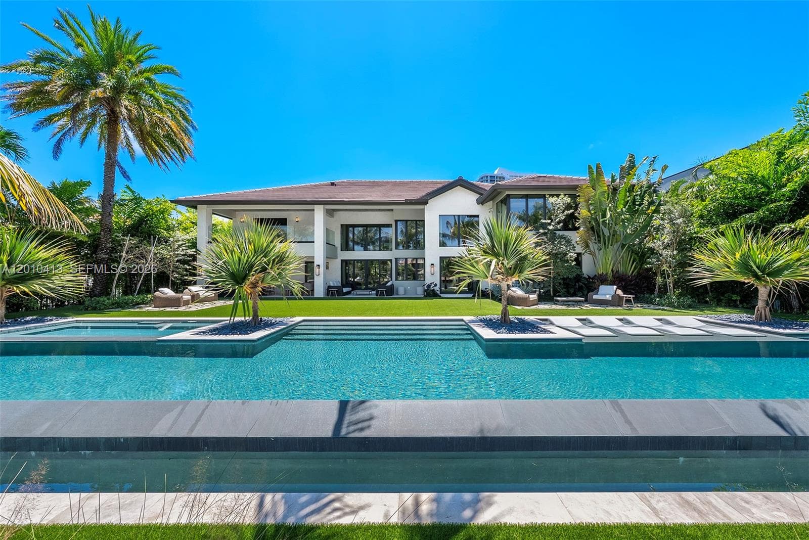 110 Holiday Dr, Hallandale Beach FL 33009