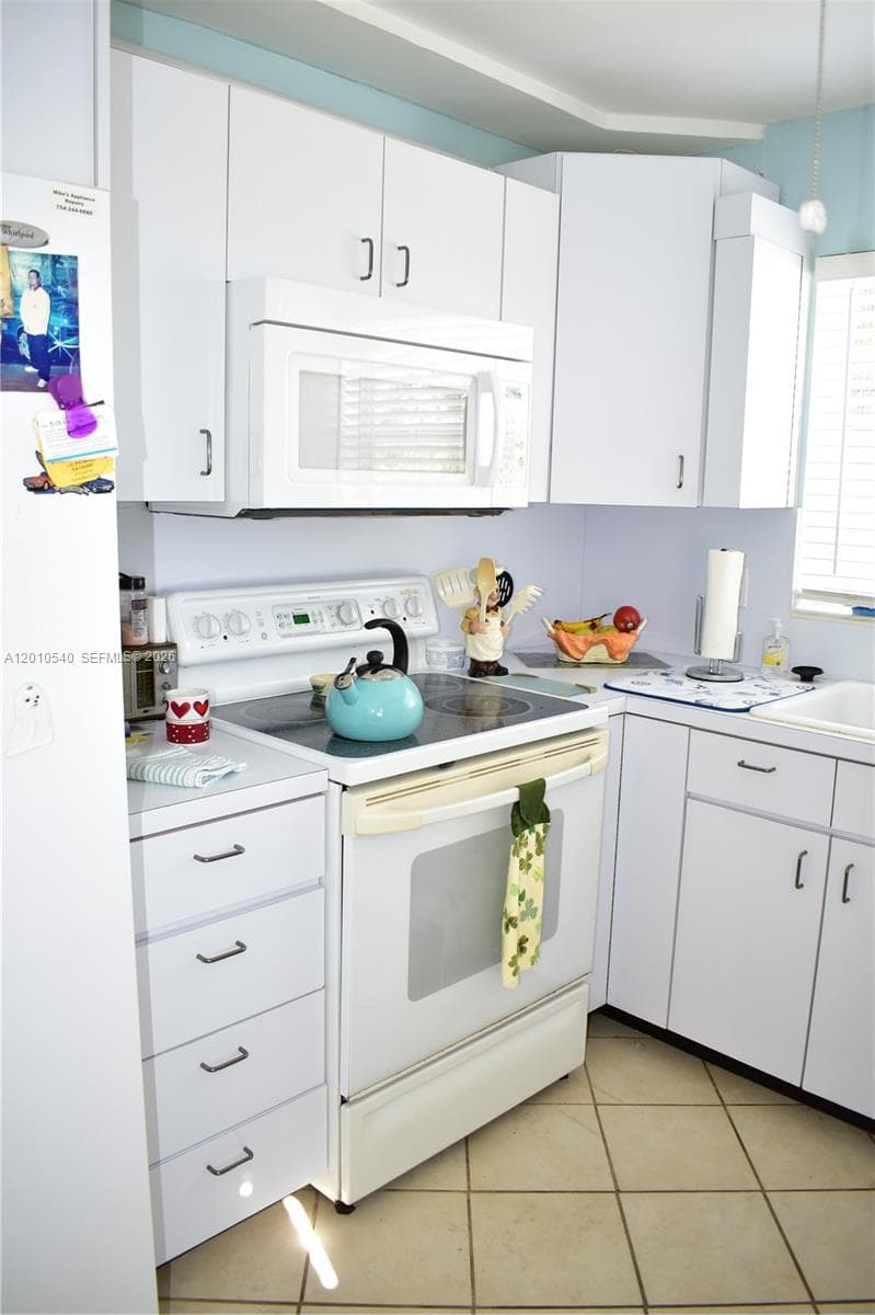9321 Sunrise Lakes Blvd # 201, Sunrise FL 33322 photo 4