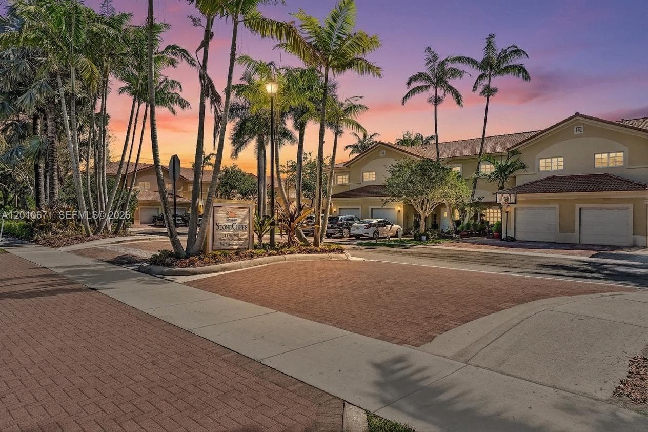 7659 N Stonecreek Cir, Davie FL 33024 photo 2