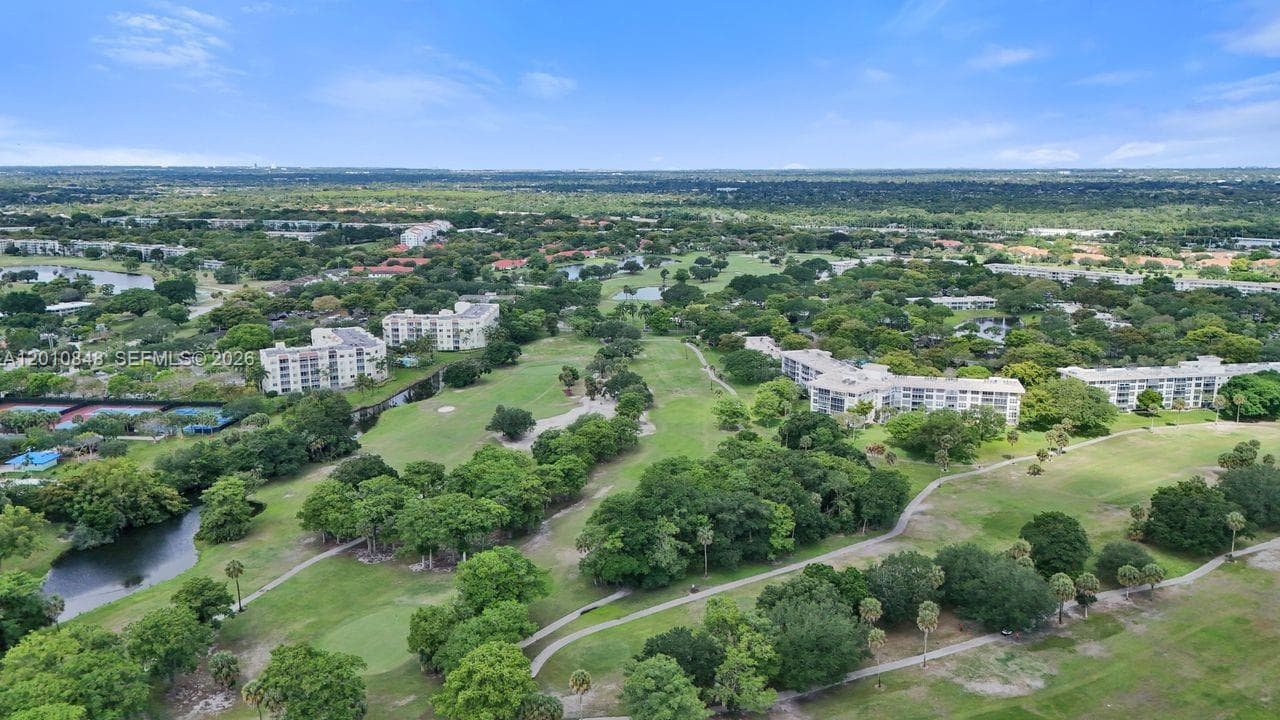 575 Oaks Ln # 508, Pompano Beach FL 33069 photo 2