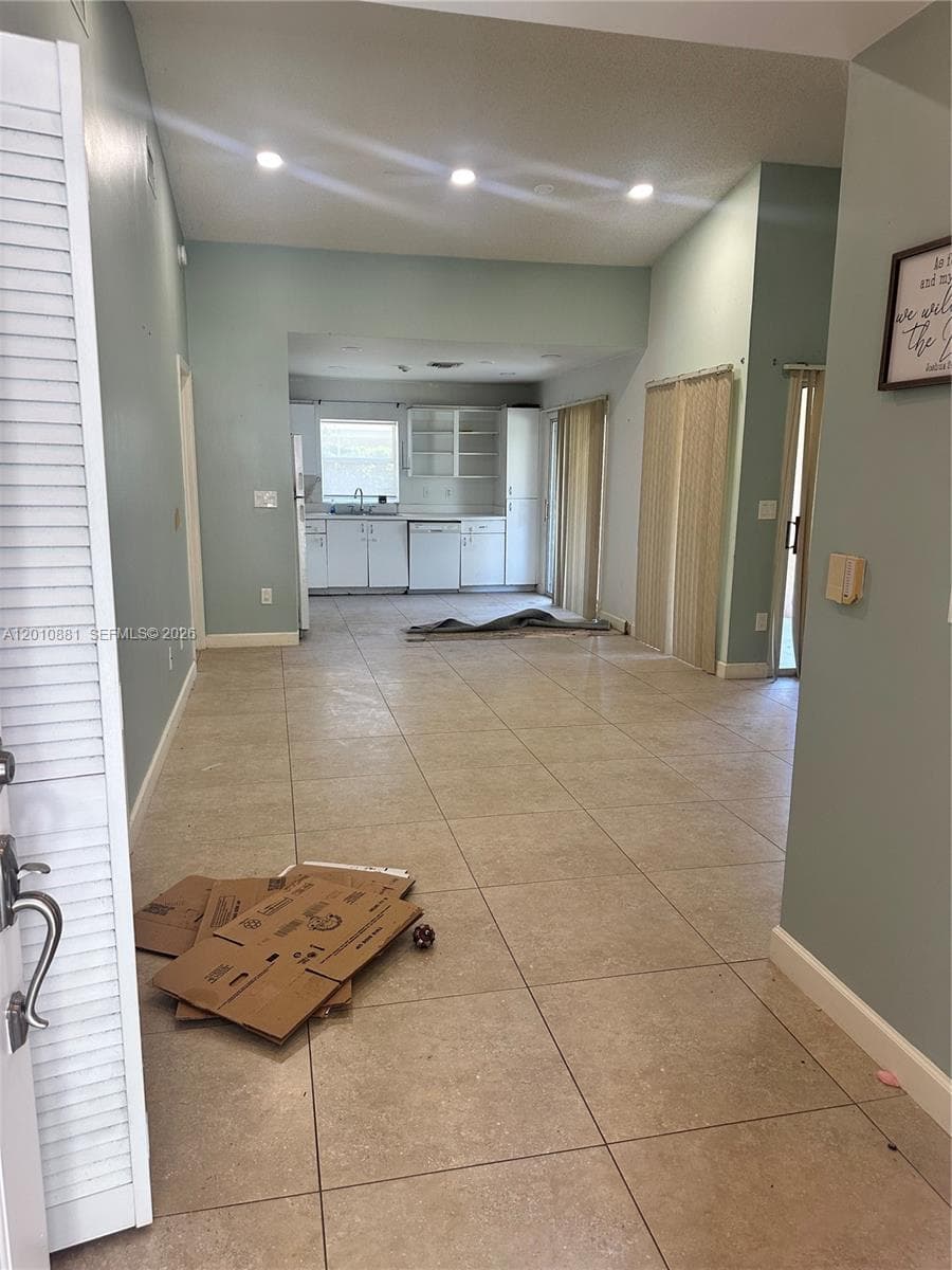 472 SE 22nd Dr, Homestead FL 33033 photo 2