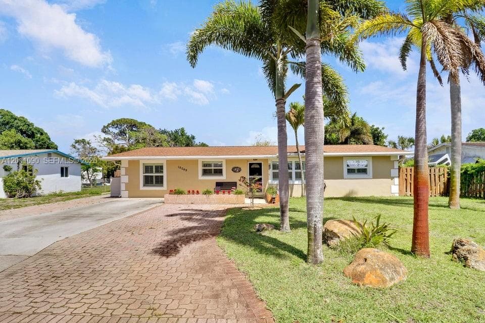 19049 SE Robert Drive, Jupiter FL 33469 photo 2