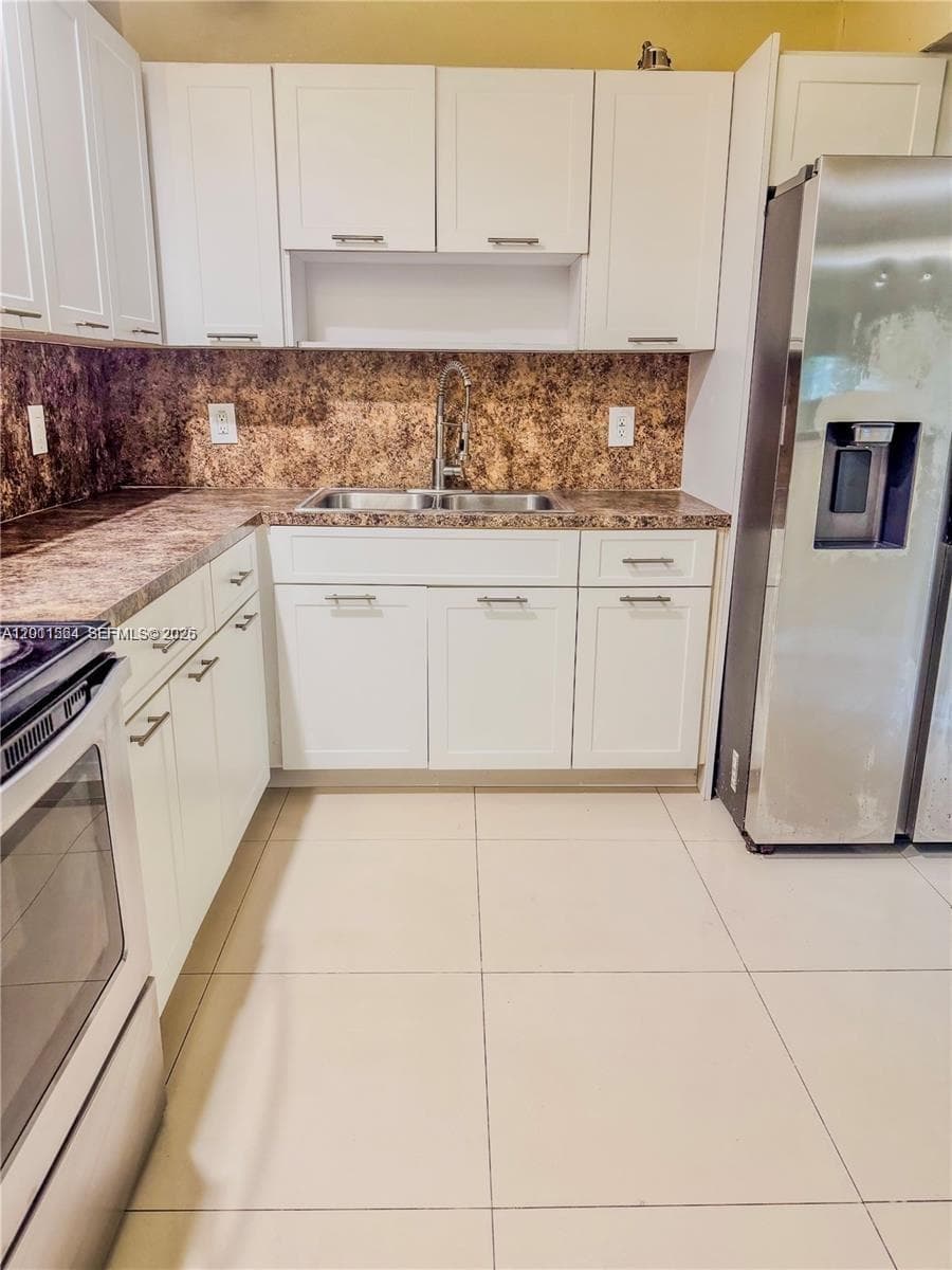 906 SW 74th Ave, North Lauderdale FL 33068 photo 2