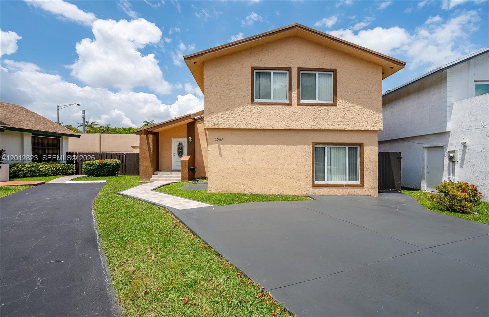1007 NW 106th Ave Cir, Miami FL 33172 photo 2