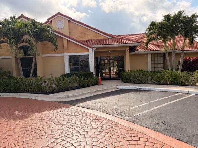 5661 Riverside Drive, Coral Springs FL 33067 photo 4