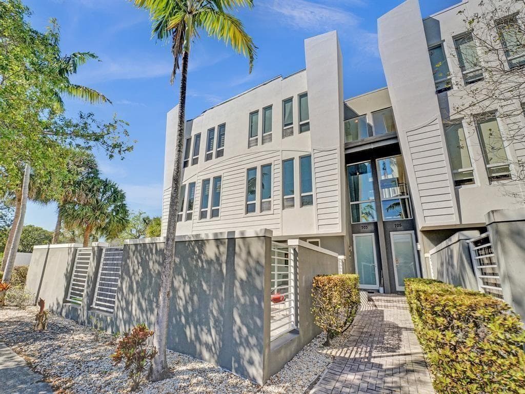 703 SE 16th Court, Fort Lauderdale FL 33316 photo 2