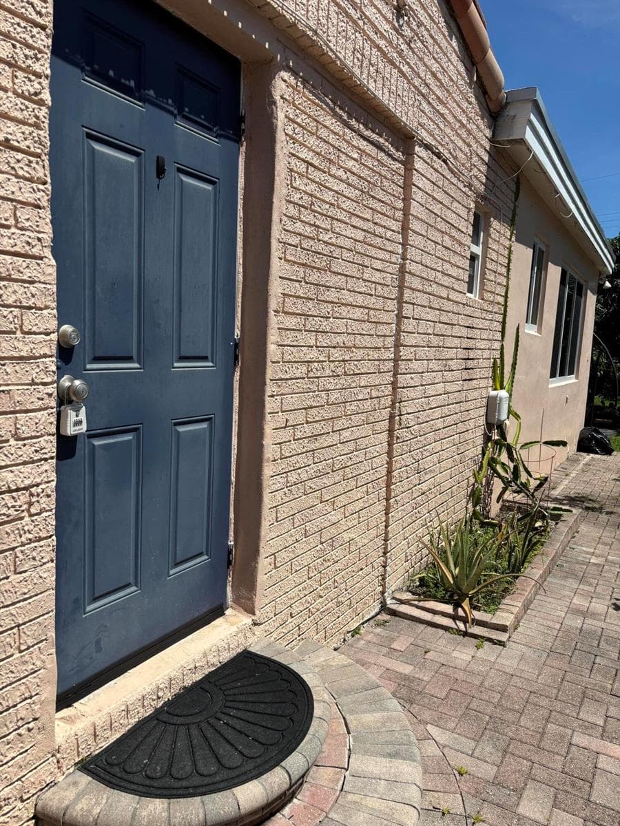 1418 Wiley Street, Hollywood FL 33020 photo 2