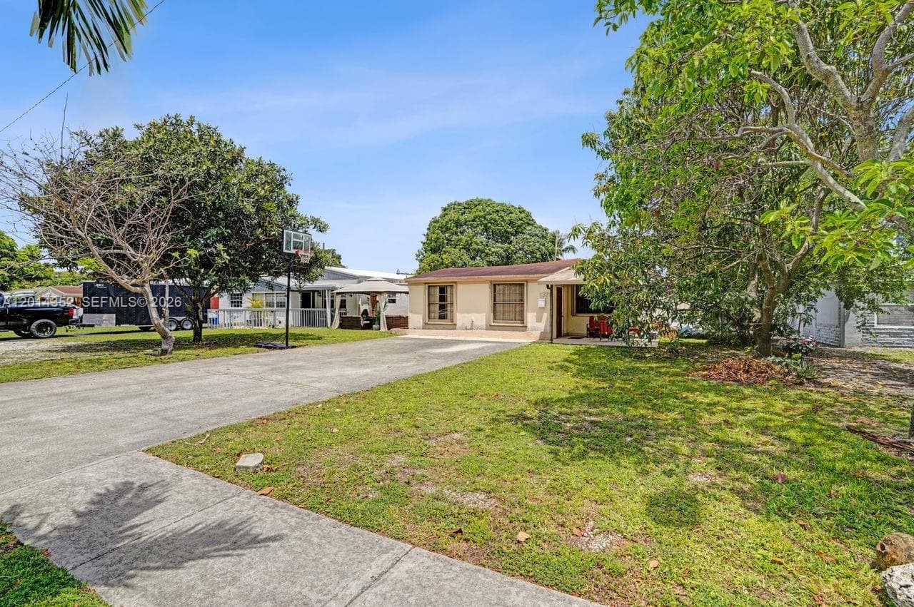 1379 NE 177th St, North Miami Beach FL 33162 photo 3
