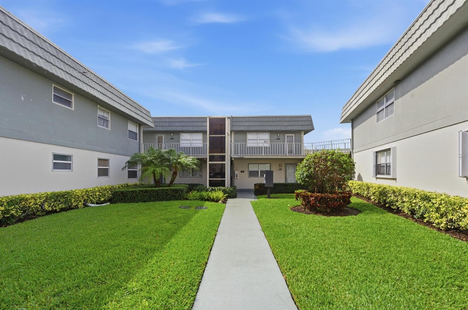 756 Flanders P, Delray Beach FL 33484 photo 2