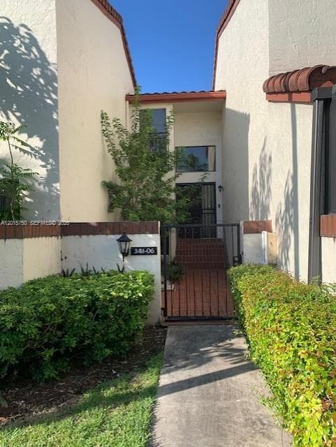 341 Ives Dairy Rd # 341-06, Miami FL 33179 photo 2