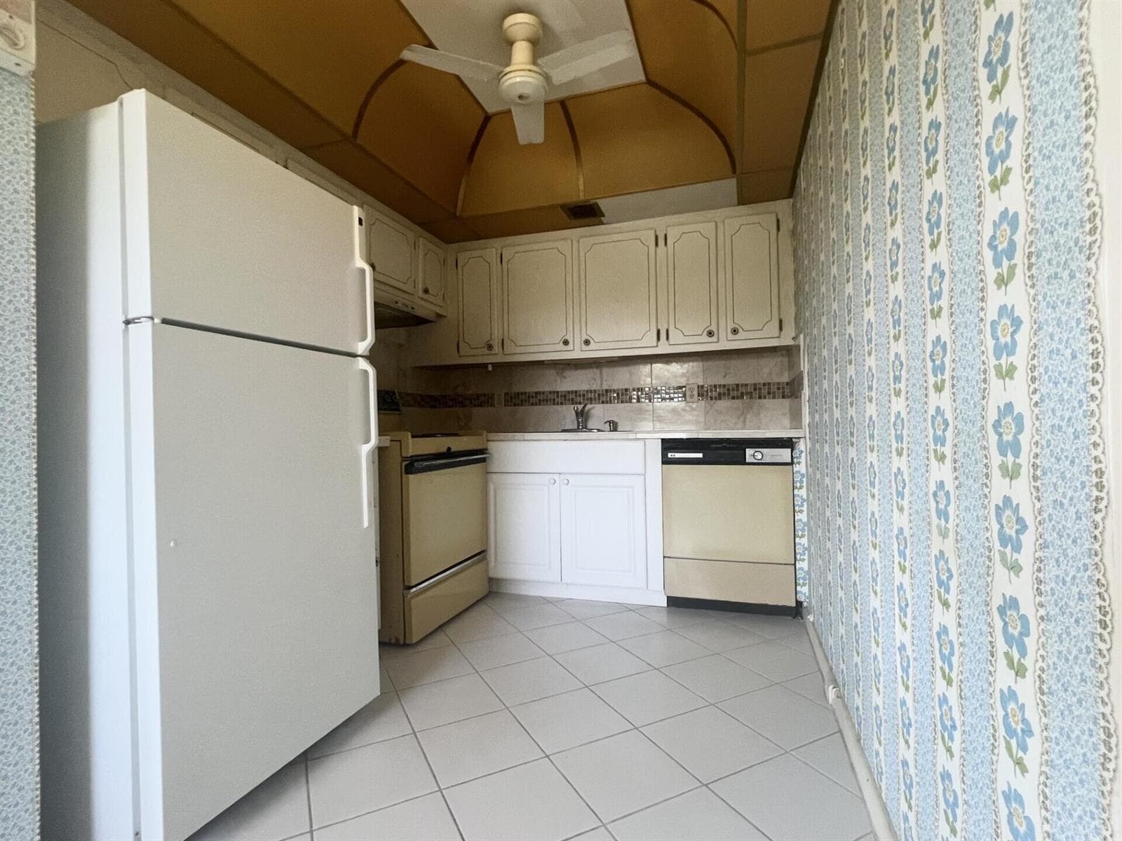 392 Grantham F # 392, Deerfield Beach FL 33442 photo 2