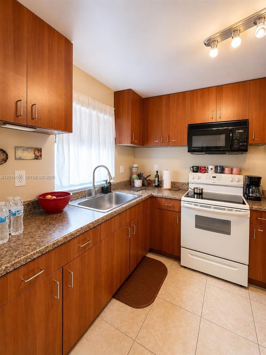 9800 Sunrise Lakes Blvd # 202, Sunrise FL 33322 photo 2