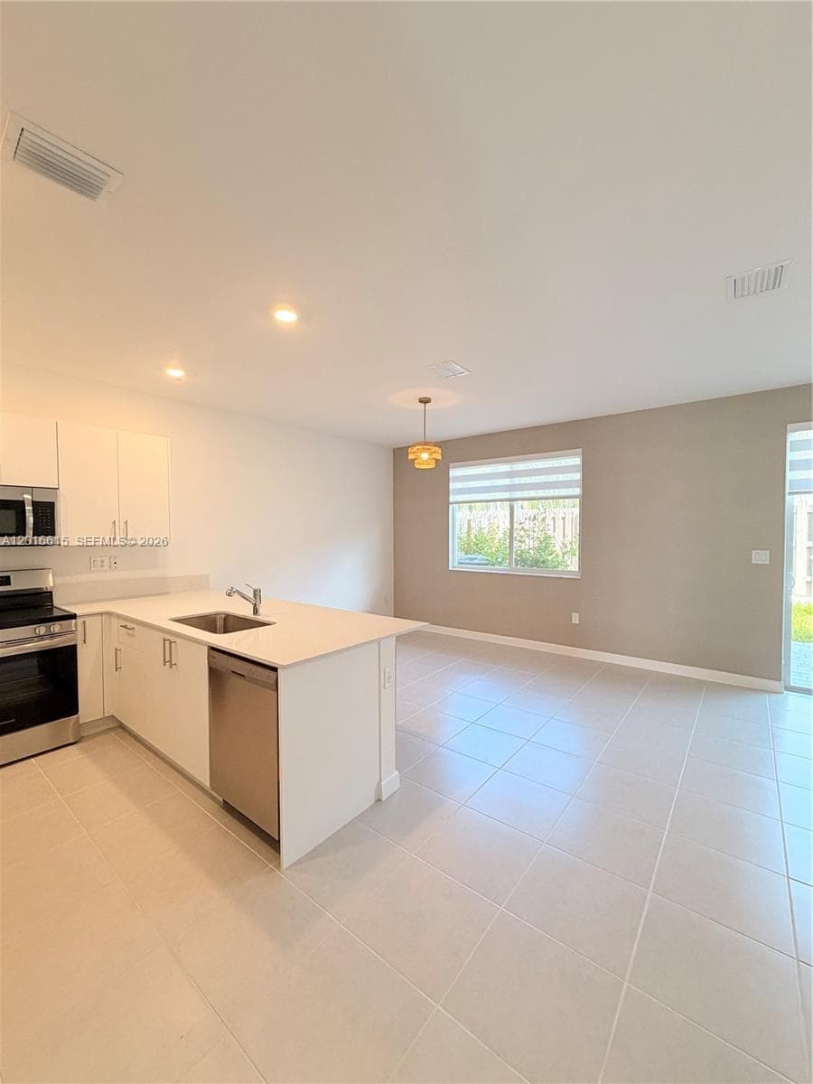 663 SE 13th St Cir, Homestead FL 33034 photo 2